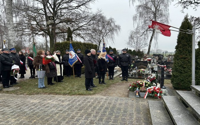 złożenie kwiatów i przemówienia przy płycie pamiątkowej poświęconej Powstańcom na cmentarzu w Tulcach