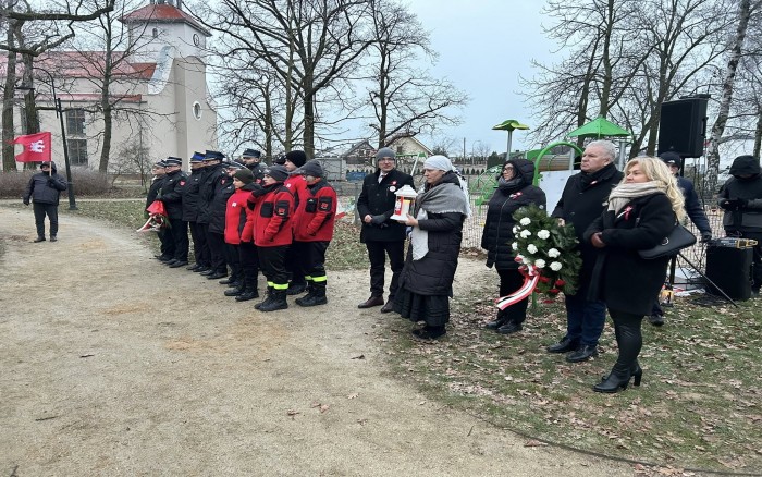 złożenie kwiatów i przemówienia przy płycie pamiątkowej poświęconej Powstańcom w Gowarzewie