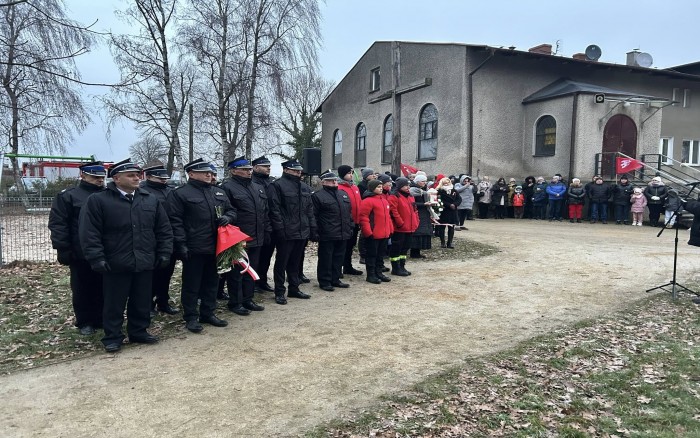 złożenie kwiatów i przemówienia przy płycie pamiątkowej poświęconej Powstańcom w Gowarzewie