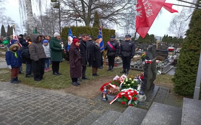 złożenie kwiatów i przemówienia przy płycie pamiątkowej poświęconej Powstańcom na cmentarzu w Tulcach