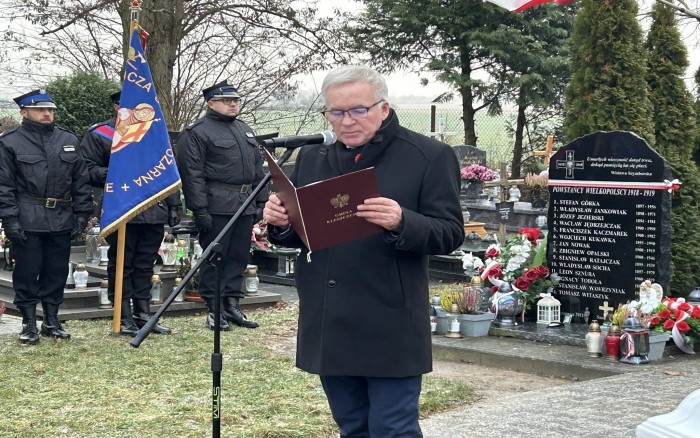złożenie kwiatów i przemówienia przy płycie pamiątkowej poświęconej Powstańcom na cmentarzu w Tulcach