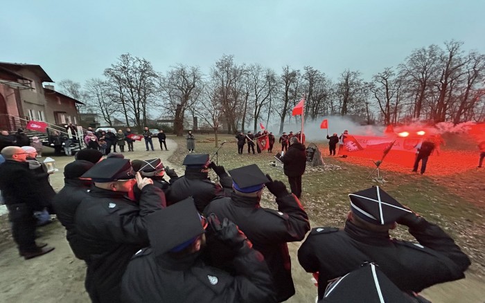 złożenie kwiatów i przemówienia przy płycie pamiątkowej poświęconej Powstańcom w Gowarzewie