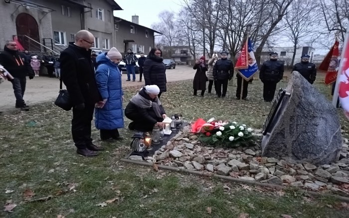 złożenie kwiatów i przemówienia przy płycie pamiątkowej poświęconej Powstańcom w Gowarzewie