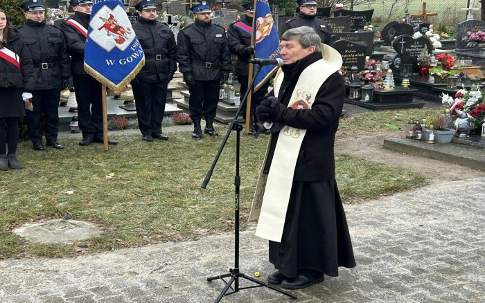 złożenie kwiatów i przemówienia przy płycie pamiątkowej poświęconej Powstańcom na cmentarzu w Tulcach