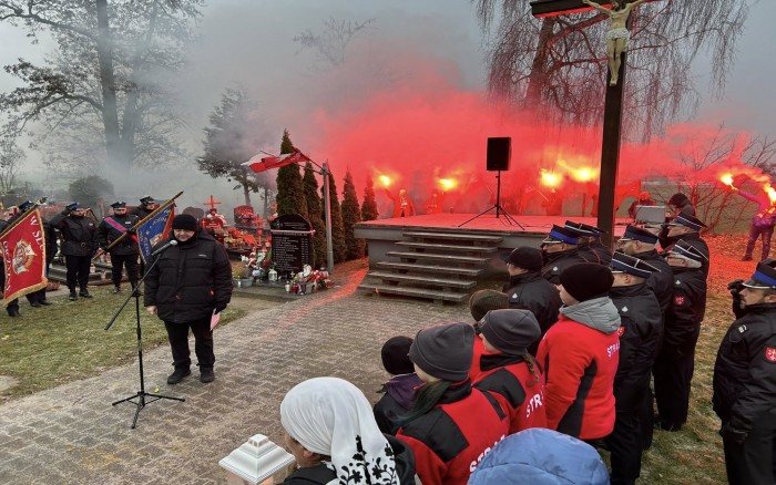 złożenie kwiatów i przemówienia przy płycie pamiątkowej poświęconej Powstańcom na cmentarzu w Tulcach