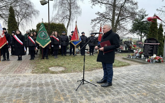złożenie kwiatów i przemówienia przy płycie pamiątkowej poświęconej Powstańcom na cmentarzu w Tulcach