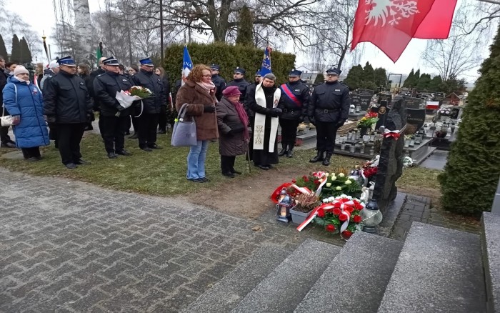 złożenie kwiatów i przemówienia przy płycie pamiątkowej poświęconej Powstańcom na cmentarzu w Tulcach