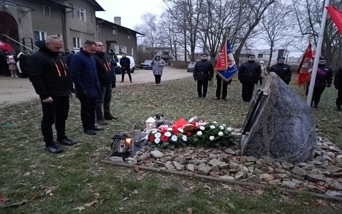 złożenie kwiatów i przemówienia przy płycie pamiątkowej poświęconej Powstańcom w Gowarzewie