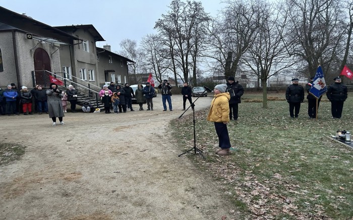 złożenie kwiatów i przemówienia przy płycie pamiątkowej poświęconej Powstańcom w Gowarzewie