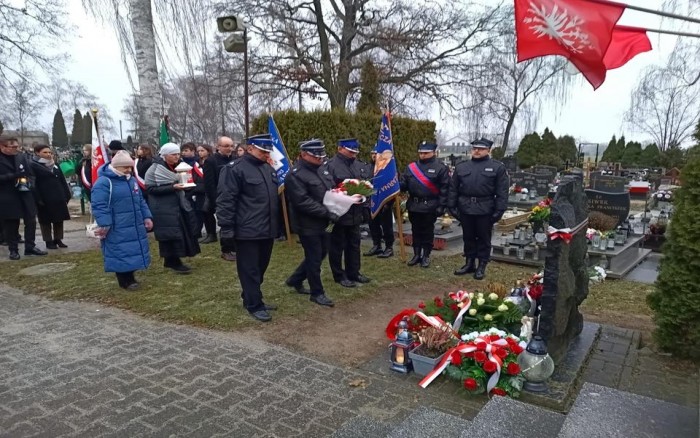 złożenie kwiatów i przemówienia przy płycie pamiątkowej poświęconej Powstańcom na cmentarzu w Tulcach
