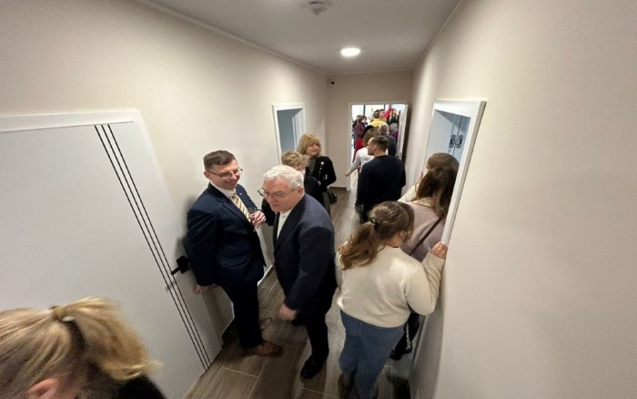 zwiedzanie obiektu przez przybyłych na uroczystość