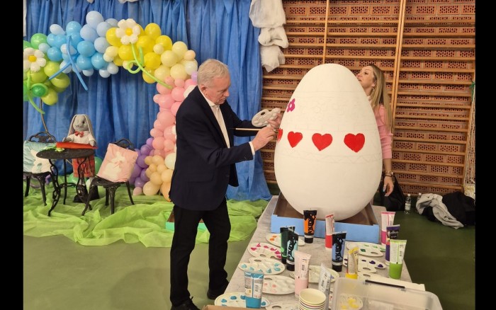 ozdabianie ogromnej pisanki