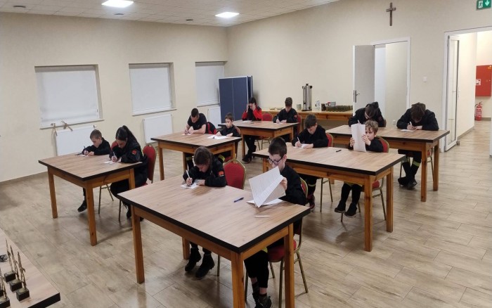 uczestnicy w trakcie pisania testu