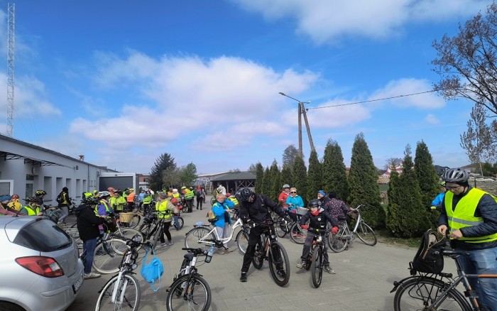 zbiórka cyklistów do wyjazdu, przygotowanie rowerów