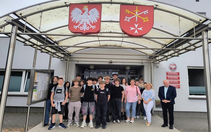 zdjęcie grupowe przed urzędem Gminy 