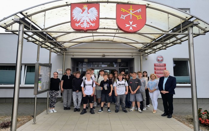 zdjęcie grupowe przed urzędem Gminy 