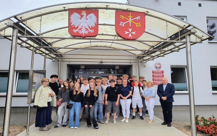 zdjęcie grupowe przed urzędem Gminy 
