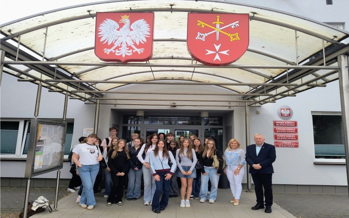 zdjęcie grupowe przed urzędem Gminy 