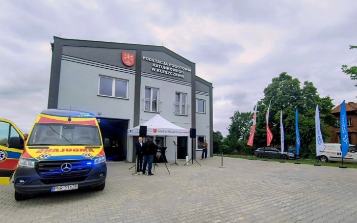 uroczystości przed budynkiem 