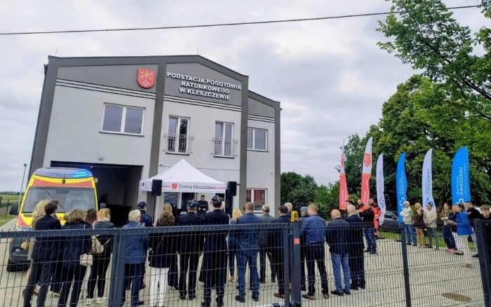 uroczystości przed budynkiem 