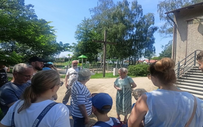Wycieczka przed kaplicą w Gowarzewie