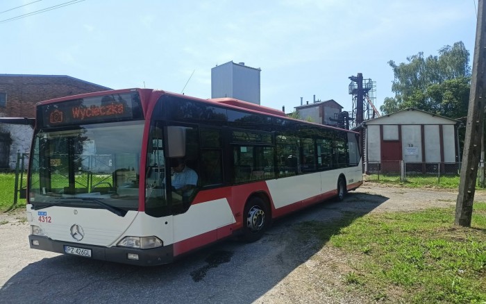 Autobus wycieczki na tle Poznańskiej Hodowli Roślin w Nagradowicach 
