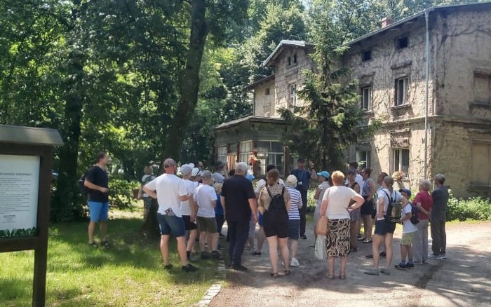Uczestnicy wycieczki przed pałacem w parku w Komornikach