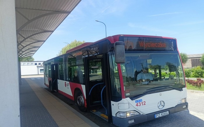 Autobus wycieczki przy węźle przesiadkowym w Kleszczewie 
