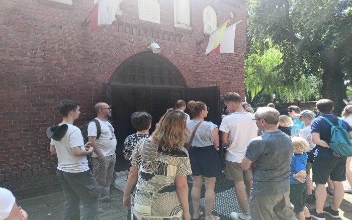 Uczestnicy wycieczki przy kaplicy w Nagradowicach