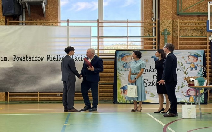 wręczenie wyróżnień przez Wójta w ZS Tulce