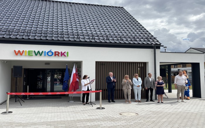 uroczystość otwarcia obiektu, przed budynkiem