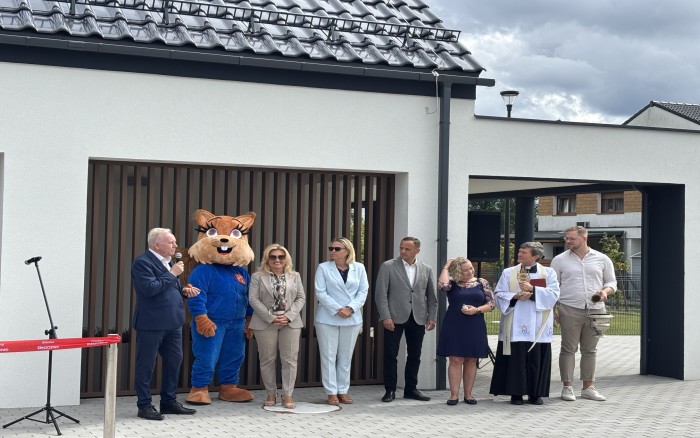 uroczystość otwarcia obiektu, przed budynkiem, przemówienie Wójta