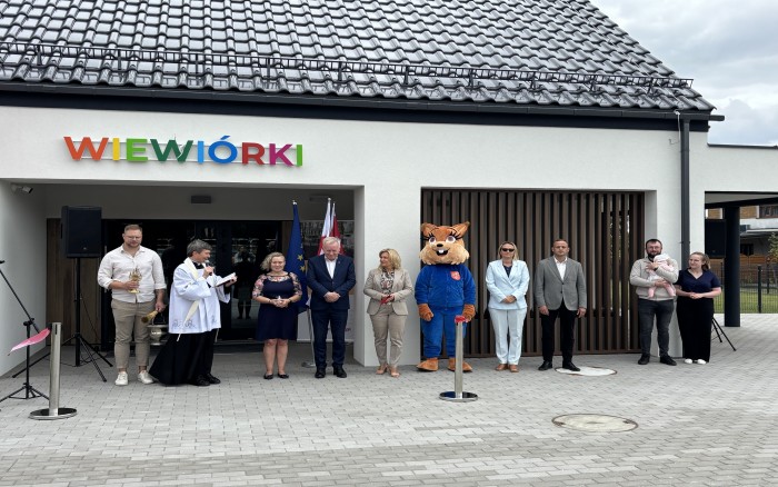 uroczystość otwarcia obiektu, przed budynkiem, poświęcenie obiektu 