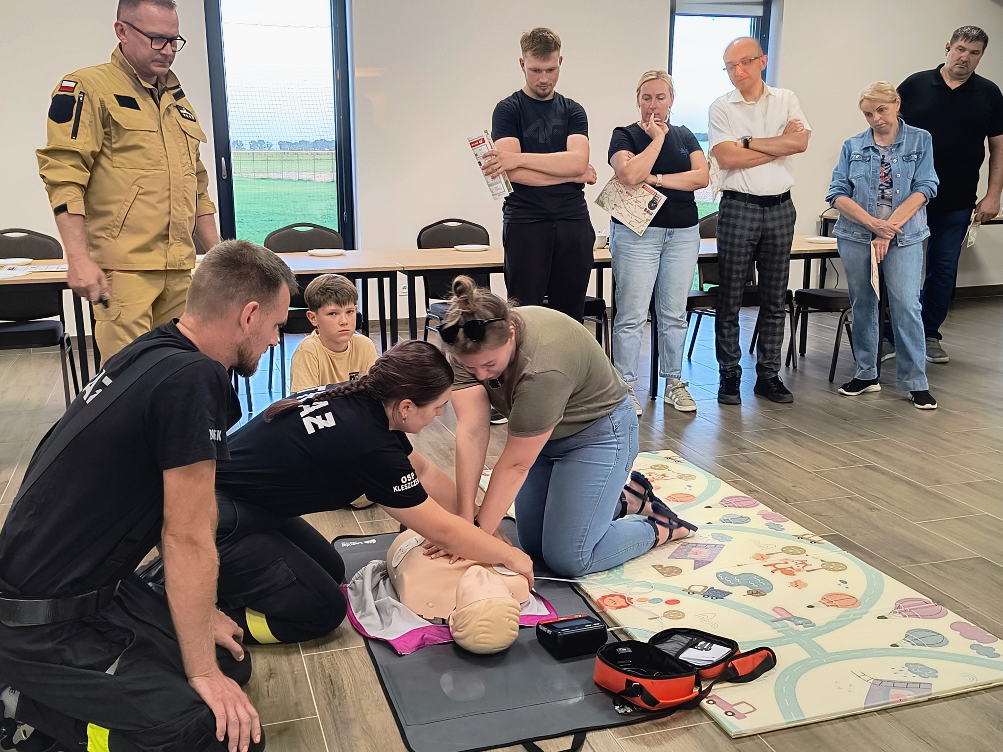 instruktarz z obsługi AED w Krerowie - praktyczne ćwiczenia mieszkańców 