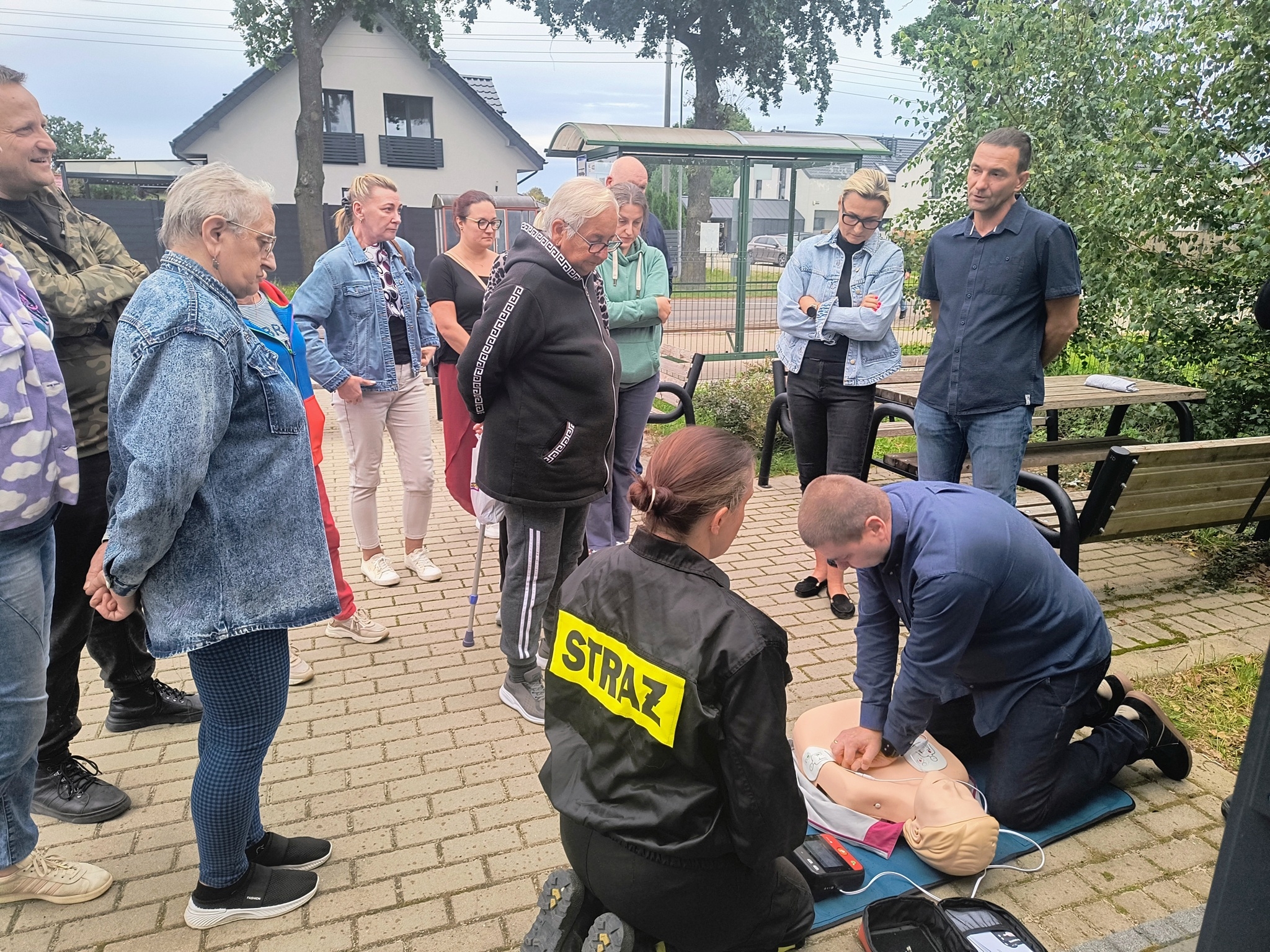 instruktarz z obsługi AED w Komornikach - praktyczne ćwiczenia mieszkańców 