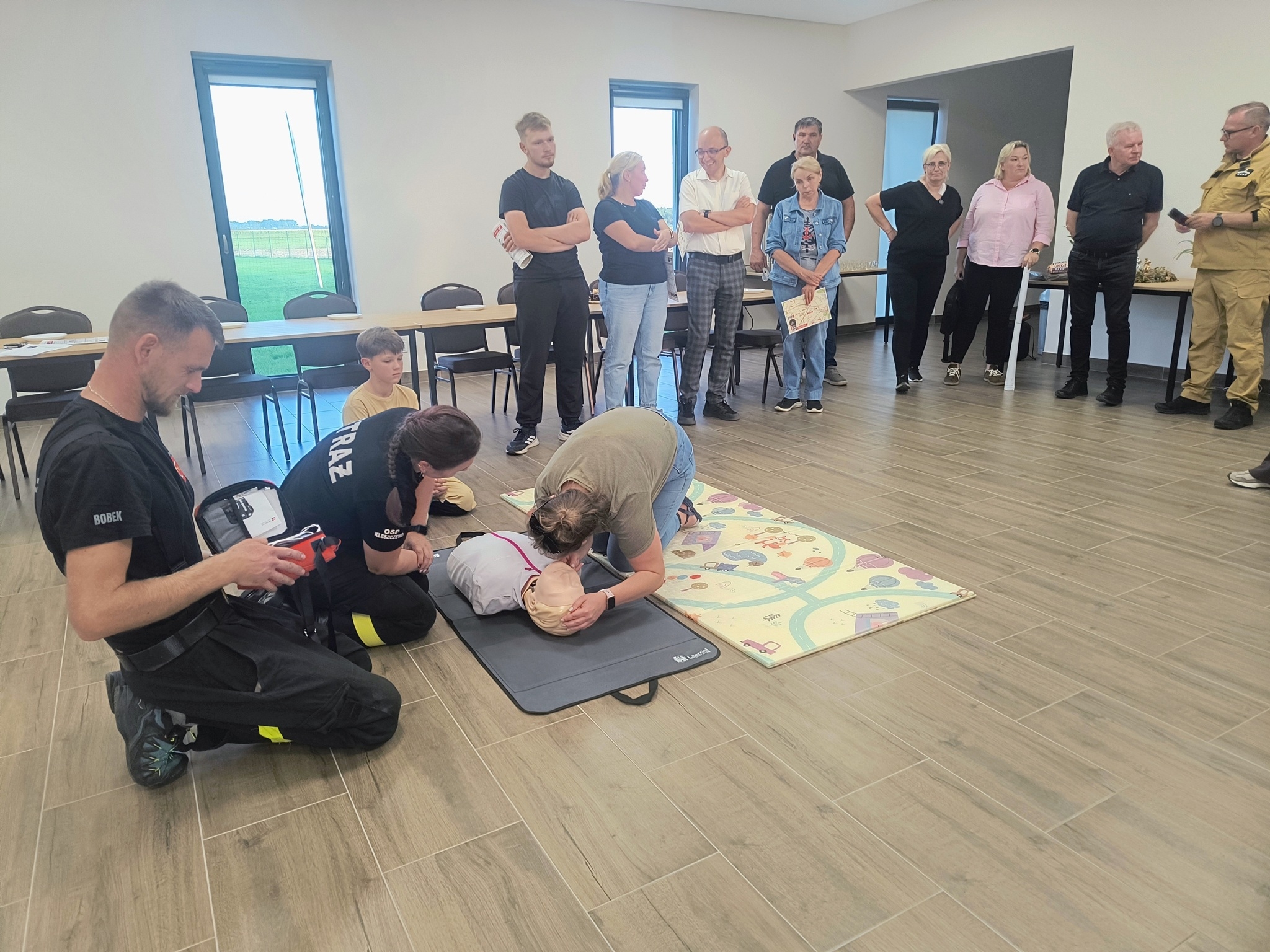 instruktarz z obsługi AED w Krerowie - praktyczne ćwiczenia mieszkańców 