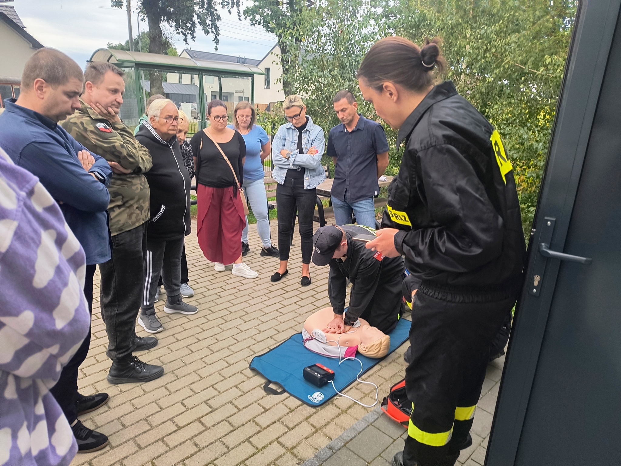 instruktarz z obsługi AED w Komornikach
