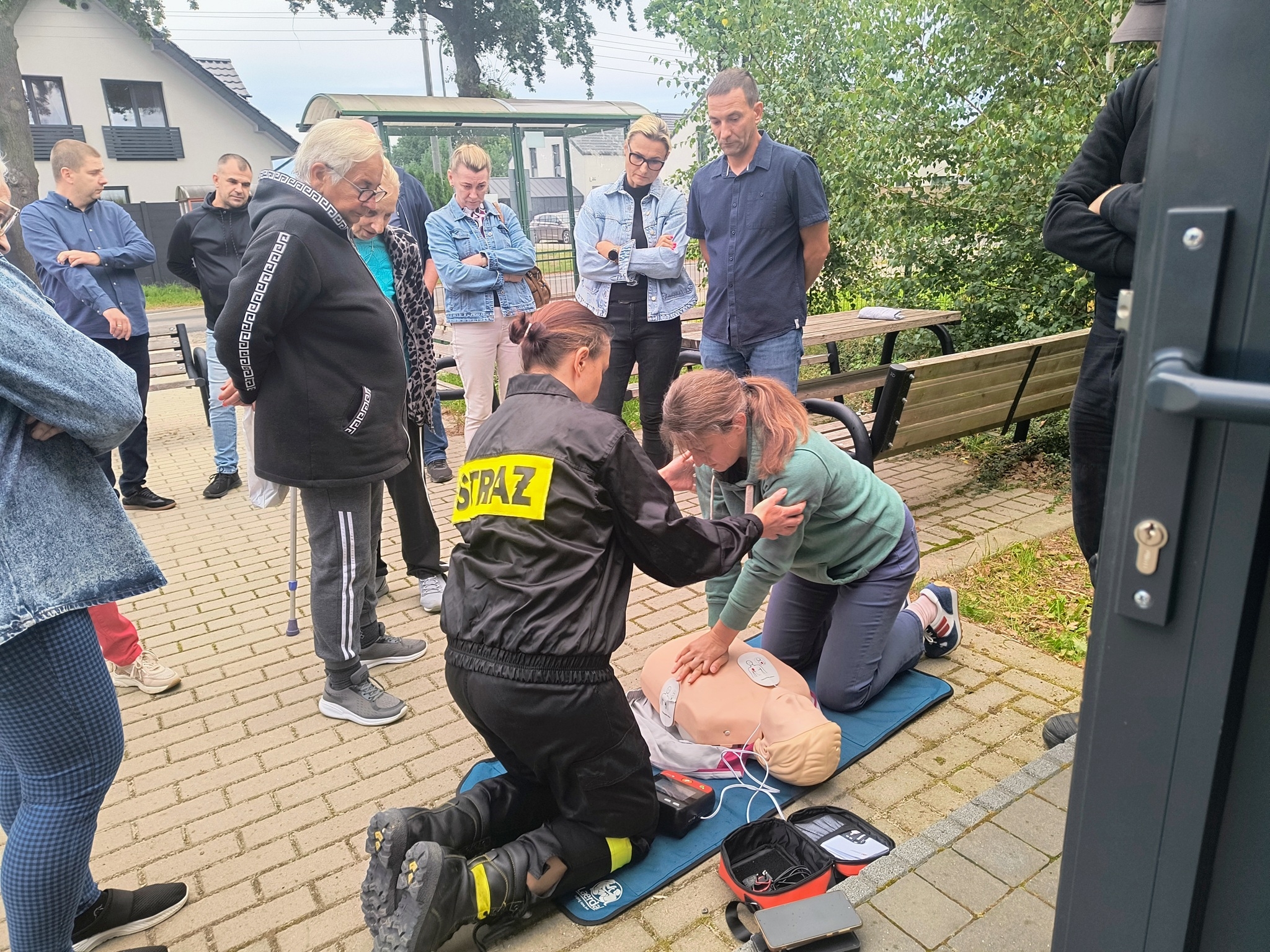 instruktarz z obsługi AED w Komornikach - praktyczne ćwiczenia mieszkańców 