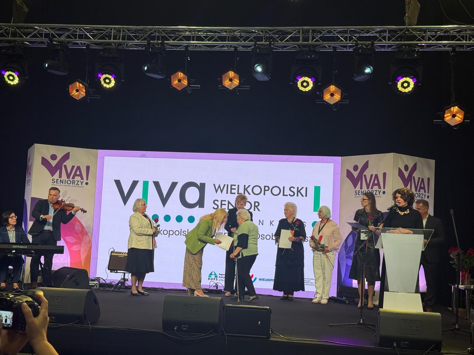 wręczenie dyplomów wyróżnionym w konkursie