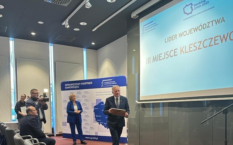 Wójt Gminy Bogdan Kemnitz odbiera wyróżnienie dla Gminy Kleszczewo za zajęcie 3 miejsca w rankingu