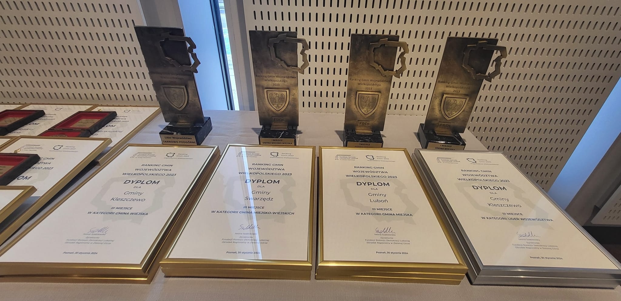 statuetki i dyplomy dla laureatów 