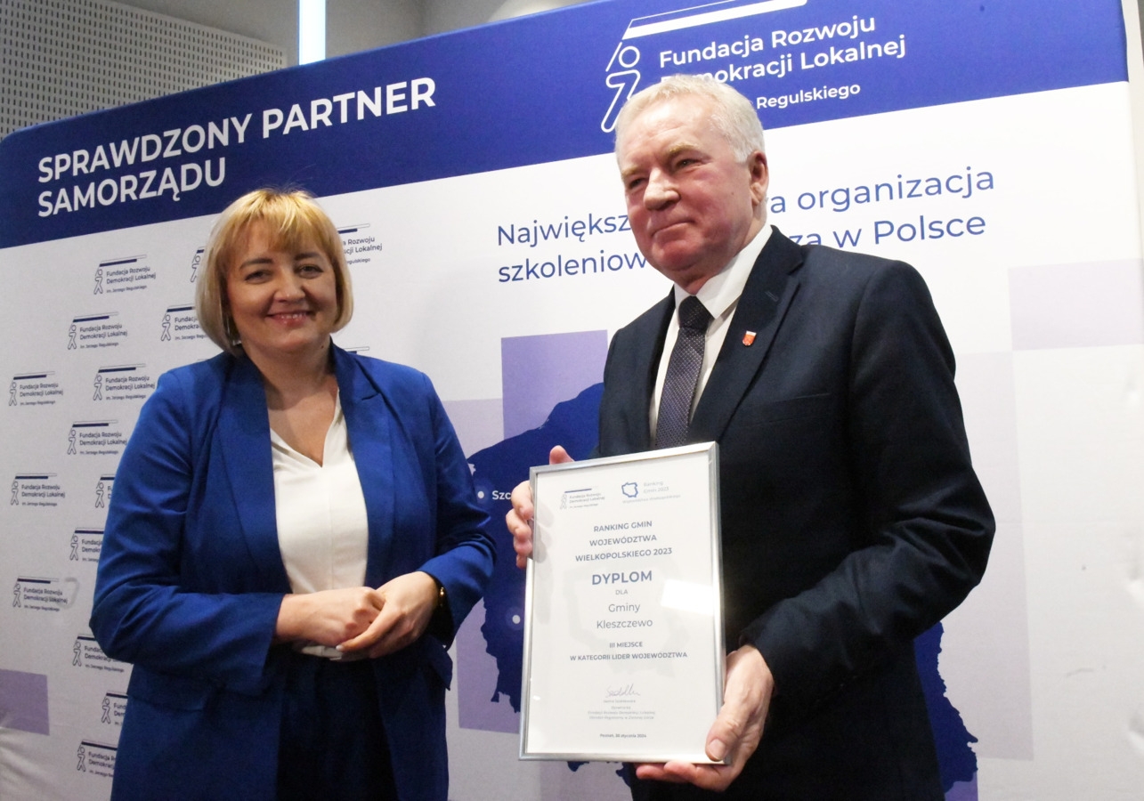 Wójt Gminy Bogdan Kemnitz odbiera wyróżnienie dla Gminy Kleszczewo za zajęcie 3 miejsca w rankingu
