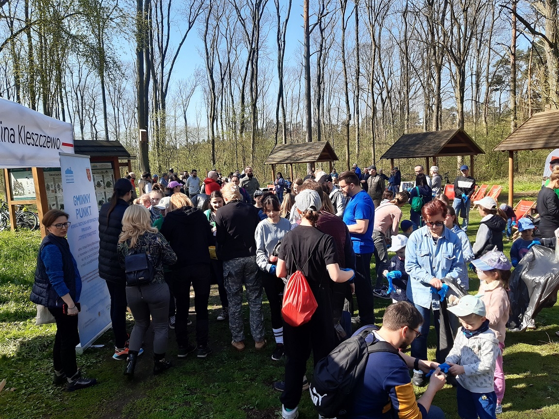 uczestnicy przed wyjściem do lasu - wydawanie worków i rękawiczek 
