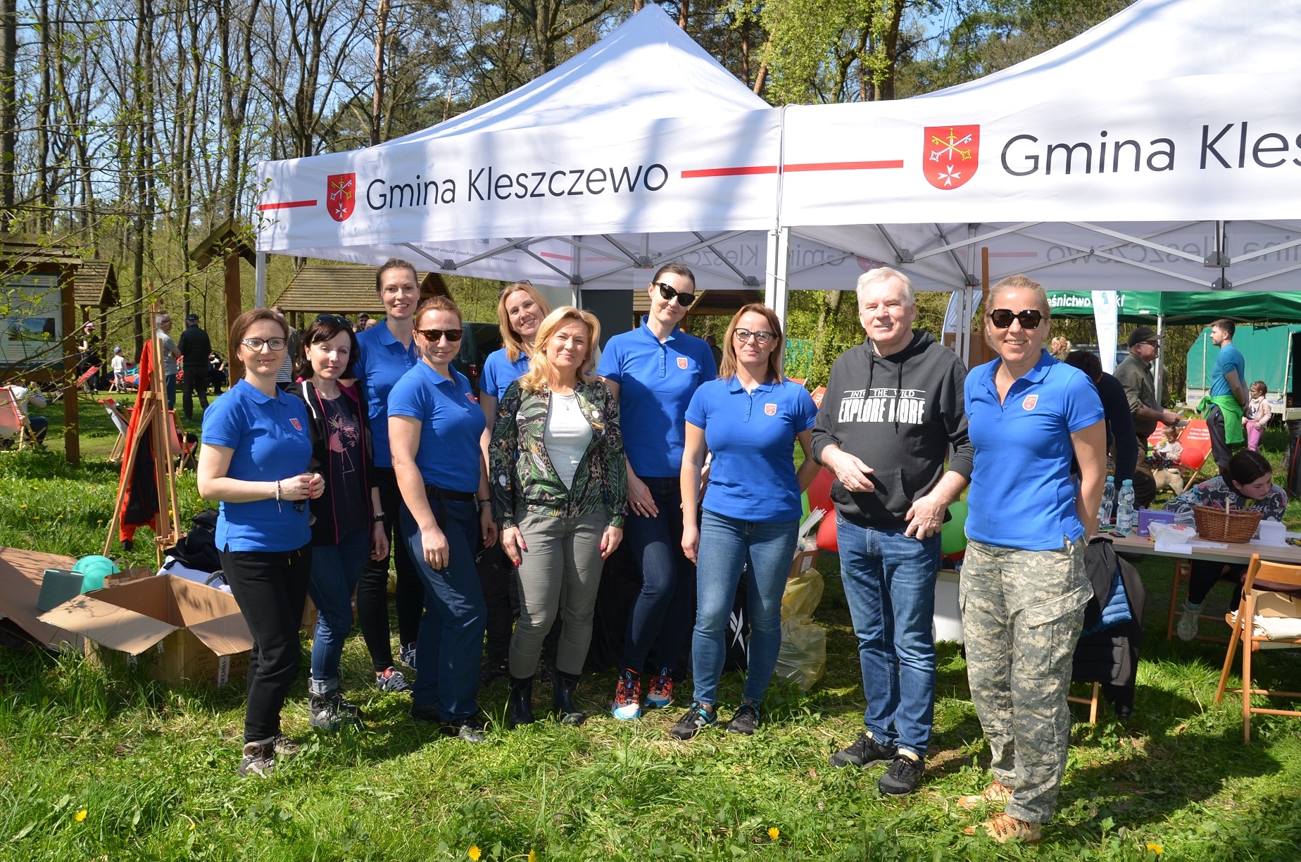 Wójt, Pani Sekretarz, pracownicy urzędu Gminy i pomocnicy za nimi namioty gminne