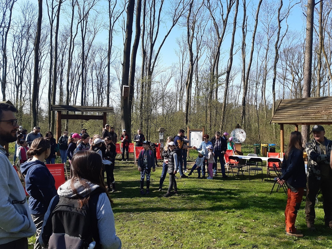 uczestnicy przed wyjściem do lasu