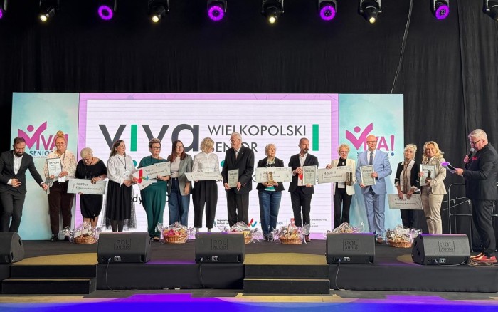 Grupowe zdjęcie, na scenie, wyróżnionych i narodzonych w Konkursie