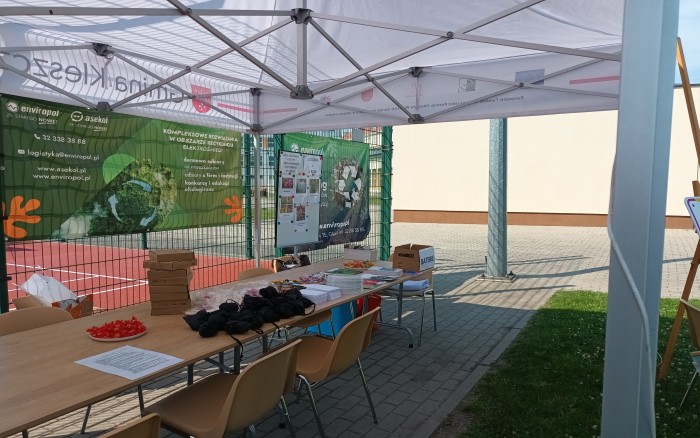 stoisko gminne - wymiana elektrośmieci na rośliny 