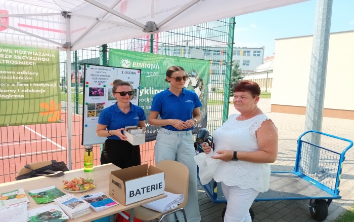 stoisko gminne - wymiana elektrośmieci na rośliny 