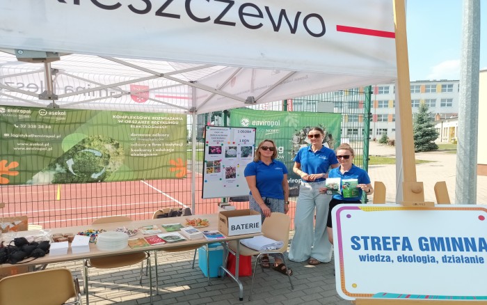 stoisko gminne - wymiana elektrośmieci na rośliny 