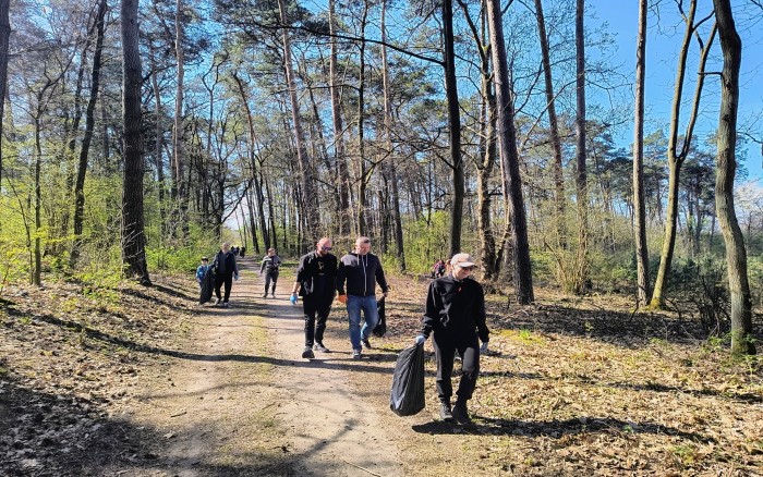 zbieranie odpadów na leśnych ścieżkach